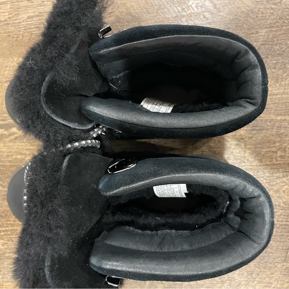 UGG Viki water proof boots - Picture 4 of 4